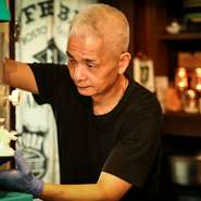 来店された方が楽しく過ごせるように、居心地の良い空間づくりを心がけている店です。「自然体でサービスをする」がモットーというオーナーシェフ。一品ひとしなを丁寧につくりあげています。