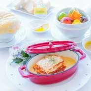 彩野菜のサラダ
淡路産玉ねぎのコンソメスープ　
SHOW BOX風　2種のチーズドリア
自家製アップルパイ
