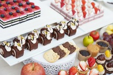 ハローキティのSHOWとスイーツが楽しめる！
カラフルなフルーツ、あま～いパンケーキなどメニューが豊富！