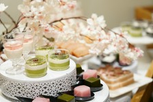 ハローキティのSHOWとスイーツが楽しめる！
カラフルなフルーツ、あま～いパンケーキなどメニューが豊富！