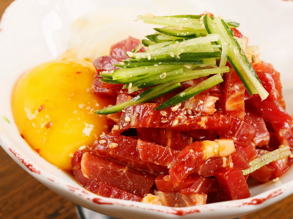 生肉の旨みを満喫できる『馬刺しユッケ』