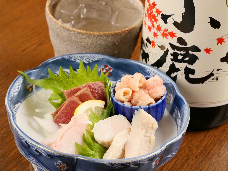 内蔵のおいしさを満喫できる『モツ刺し盛り合わせ』