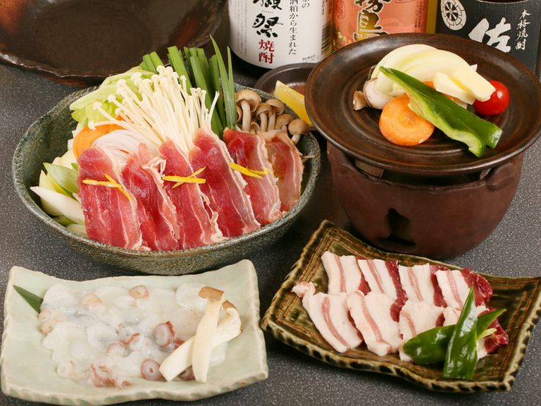 程よく脂の乗った「猪肉」をグツグツ煮込んだ鍋料理を楽しめる