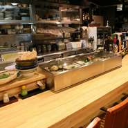 料理が出来上がるまでの様子を臨場感たっぷりに楽しめるカウンターを8席用意。気さくな人柄の高橋氏やスタッフとの会話を楽しみながら食事を楽しめるので、1人でもふらっと立ち寄りたくなる一軒です。