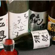 『獺祭』や『玉櫻』など人気の酒はもちろん「酒肴を味わっていただきたい」との思いから、料理に合わせた日本酒を取り揃え。オススメを聞いて、料理と酒のペアリングメニューをご賞味あれ。