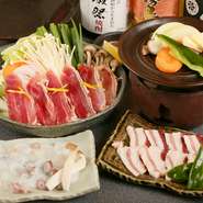 たんぱくな味わいでさっぱりと食べられる猪肉を食せます。オリジナルの醤油ベースのスープで味付けした『牡丹鍋』は、赤身肉の柔らかい食感と旨味、脂身の甘みを堪能できる他、『陶板焼き』もオススメです。