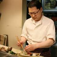 「気軽に楽しんでいただけるよう店の雰囲気づくりに注力しています」と語る高橋氏。ゲストと自然な会話ができるよう、スタッフへの指導にも力を入れていて、肩肘張らずにリラックスした時間をもたらしてくれます。