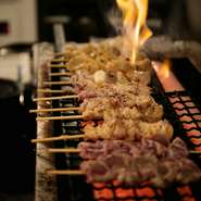 串一本から注文できる『串焼き』は、人気メニュの一つ。余分な油を落としながらじっくり焼き上げるので、思ったよりさっぱりといただけます。ボリュームがあり、ビールによく合う一品。