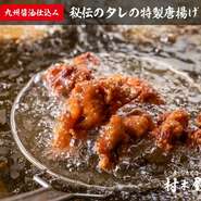 大きな口を開けて、思いっきりかぶりつきましょう。外側はカリッと香ばしい食感を、内側からは肉汁がジュワッと弾け出します。肉を頬張る美味しさに、人は夢中にさせられます。