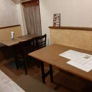 4人掛けのテーブルが4つあります。