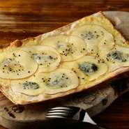 本牧の名店から仕入れたクリスピータイプの生地でつくる横浜市のソウルフード。サクッと軽い口当たりで、老若男女問わず人気の「本牧ピザ」です。りんごとゴルゴンゾーラが相性抜群。