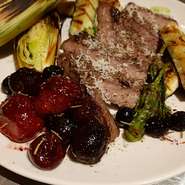 じっくり低温調理したお肉をさっとグリルします。
※付け合わせはその日の気分で変わります。