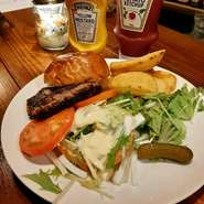 おいしいハンバーガーを研究して満を持して２０２０年８月からお昼はハンバーガー一本でやってます。
