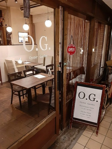 馬車道駅からほど近い隠れた2階にあるオイスターバー