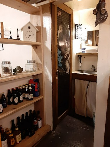 扉の向こうはお手洗い