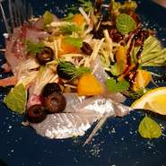 生牡蛎も良いですが、アヒージョでもまた違った牡蛎の美味しさを愉しめます。白ワインとバゲットとの相性も抜群。牡蛎ときのこの旨味が凝縮されたオイルをバゲットに浸していただけば、得も言われぬ美味しさです。