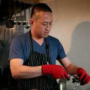 温かみのある接客が心地良く、ゆったりと過ごせるオイスターバー