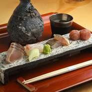 上質かつ旬を感じる魚介にこだわり、最低でも週2回は店主自ら市場へ足を運ぶそう。「走り・旬・名残り」を意識しつつ「和食ならではの食材」に捉われぬ、自由な発想で厳選された“面白い食材”にもありつけます。