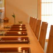 コース料理のみならず、ちょいとつまめる酒肴も豊富。食材さえあれば、即興でアテを用意してくれる柔軟な対応も魅力です。カウンターでのんびり、店主との会話と美酒を楽しみながら、ゆるりと酔いしれられます。