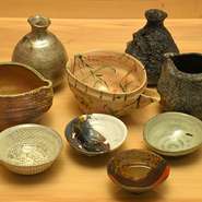 信楽焼や伊賀焼など、陶芸家による一点物の器が料理を引き立てる