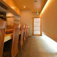 高級感がありながらも、和みの雰囲気を醸す優しい空間。上質な旬食材が織りなすコースと美酒は、カジュアルな価格帯から高級プランまで幅広く用意。肩を並べて、しっとり落ち着いた大人のデートが叶います。