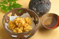 野菜、魚介、肉、果実。目の前で揚げる特製の天ぷらにリピーター続出。
