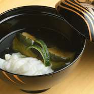 枕崎鰹節の本枯節、利尻昆布、真昆布を使用し、丁寧に丁寧に引いた至高の出汁。うま味とは何か。なぜ出汁が和食の原点と言われているのか。その意味が良く分かる一品です。