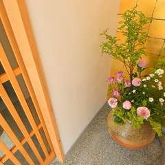 エントランスでは、控えめな四季の花がお出迎えしてくれる