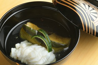 和食の伝統技法を守り、素材に合わせて丁寧に引く「出汁」