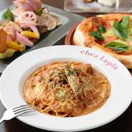 ランチタイムには人気のセットメニューを、ディナーにはアラカルトとお酒を、夜遅くにはお酒をメインにバーのように過ごせます。美味しい料理とお酒を目当てに、多くのおひとり様が訪れています。