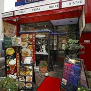 赤い色の目立つ外観は、2次会や記念日のパーティー、同窓会などの集まりにはぴったり。20名様以上であれば店内の一部を貸切として、50名様であれば立食パーティーを開いてみてはいかが？