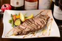 舌の上でとろけ、ほのかな甘みを感じるやわらかな肉質をバルサミコソースでお楽しみください