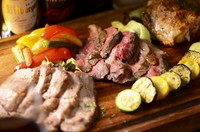 ・牛ステーキ
・神威豚肩ロースのグリル
・大山地鶏骨付きもも肉のロースト