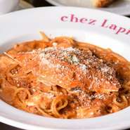 5キロ以上の渡り蟹と香味野菜や赤ワイン、南フランスの特製フィッシュコラーゲン入りブイヨンをたっぷり使用し、ソース・ビスクなどとデミグラスでワンランク上の味わいに。