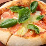 トマトソース＆モッツァレラ＆バジル
外はカリっと、中はふわっともっちり触感の【トラットリア シェ ラパン】特製ナポリピザ。