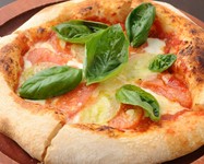 トマトソース＆モッツァレラ＆バジル
外はカリっと、中はふわっともっちり触感の【トラットリア シェ ラパン】特製ナポリピザ。