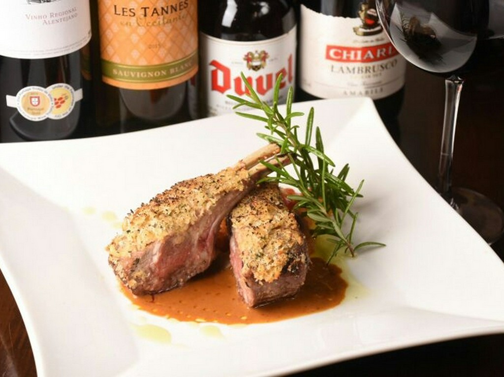 柔らかくジューシーに。薫りからも食欲をくすぐられる「肉」