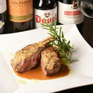 肉をローストする際には、温度調整や火の入れ方にこだわります。表面には焼き色を付けますが、内側は美しいロゼ色に。骨離れの良さや肉汁が滴り落ちる、その完成度の高さに思わずかぶりつきたくなるはずです。