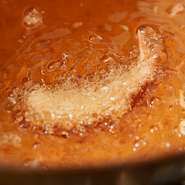 季節の野菜や海鮮の旨味を存分に生かした天ぷら。写真はサクサクの衣に身が詰まっておりプリっとした食感がたまらない「活車海老」。是非一度ご賞味ください。