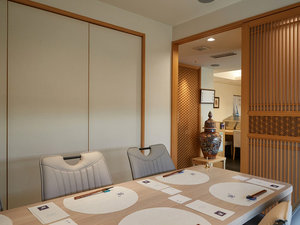 2つの個室は2名～最大12名まで対応可能