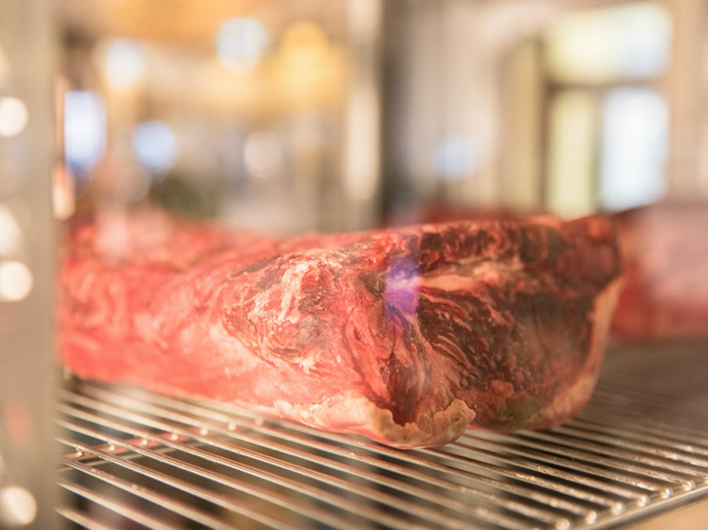 店内のドライエイジングルームで熟成させる、香り高い肉を堪能