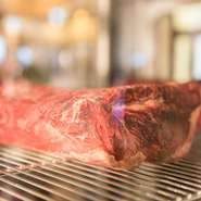 店内のドライエイジングルームで熟成させる、香り高い肉を堪能