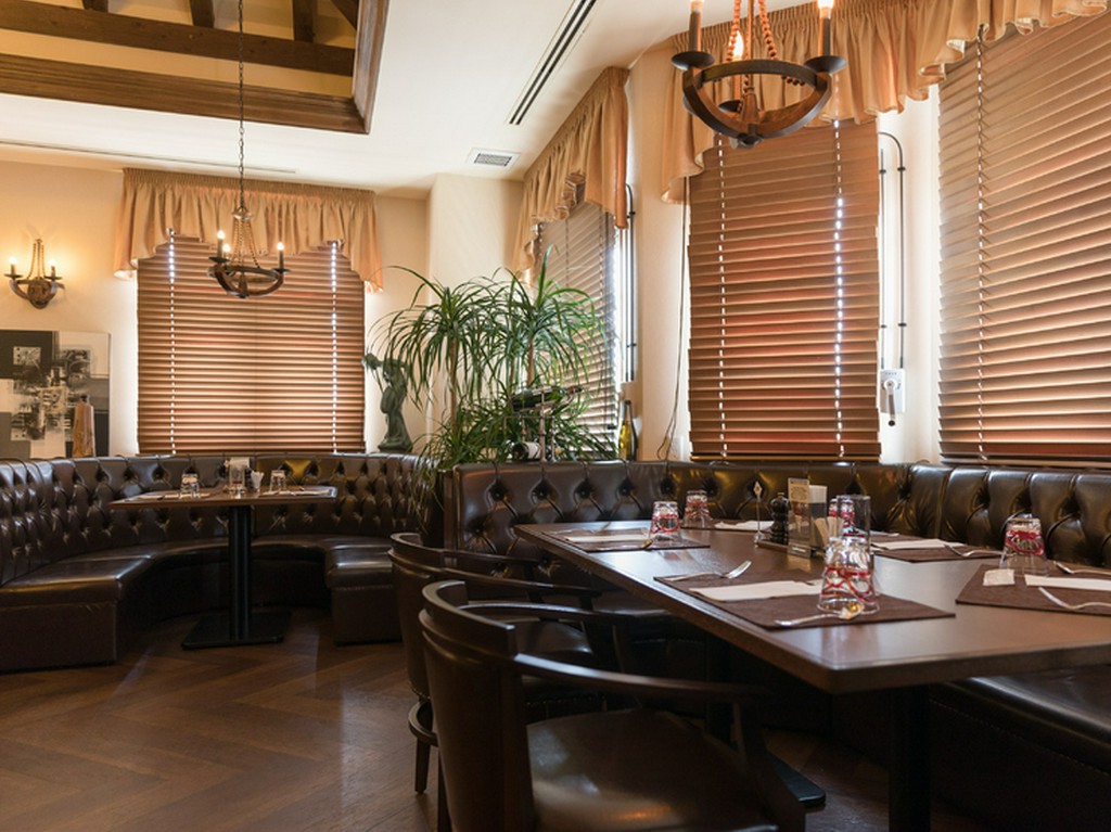 アメリカンテイストの開放的な空間で、非日常のくつろぎを体感