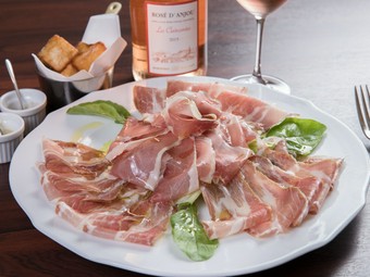 八ヶ岳の自然の風と沖縄の塩で24ヶ月熟成させた『天然仕込み　アグー豚の自家製生ハム』