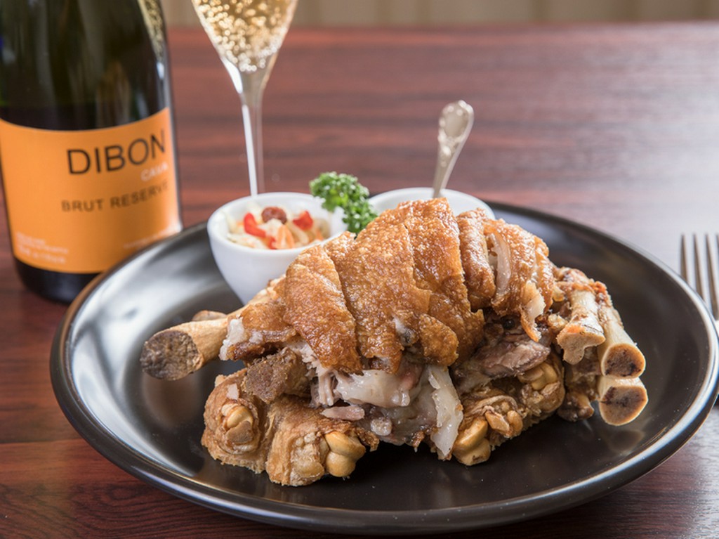 外はカリカリ、中はトロッ。看板メニューの1つ『マニラ風豚足（てびち）のフライ、ニンニクソース』