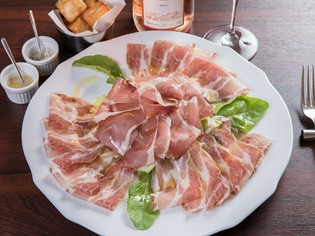餌から共同開発。融点が低く繊細な肉質を実現した「アグー豚」
