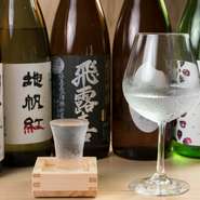 季節によって入れ替えられ、常時10種類がラインナップ。日本酒の香りをより引き立てるため、フラスコのようなもので蒸留して香りを出してグラスに注いでくれます。料理に合わせてペアリングしてくれるサービスも。

