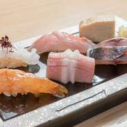 全国から直送される鮮魚を使った江戸前握りが味わえるのは、親会社が鮮魚の卸売り業ならでは。季節や仕入れ状況で、ネタが変わるのも楽しみの一つです。
※二人前から注文できます。