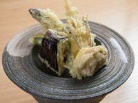 素材の美味しさを味わえるように、衣を薄めにつけて揚げた天ぷらが絶品。サクッとした衣に旨みがギュッと閉じ込められており、それぞれの食感も堪能できます。お酒のお供に最適。