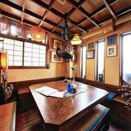 「古き良き」沖縄の姿をとどめながら、訪れる人を温かく出迎える料理店です。囲炉裏のあるテーブル席や掘りごたつ、首里織の織物といった沖縄独自の素材、そして店主が手がける料理にほっと安らぎます。